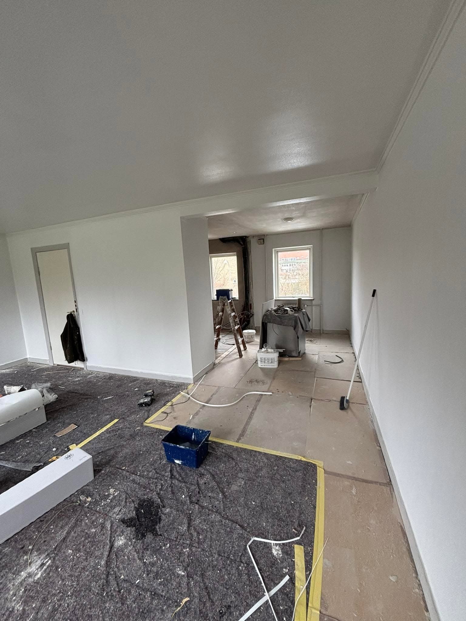 Rum midt i renovering, bare vægge og værktøj