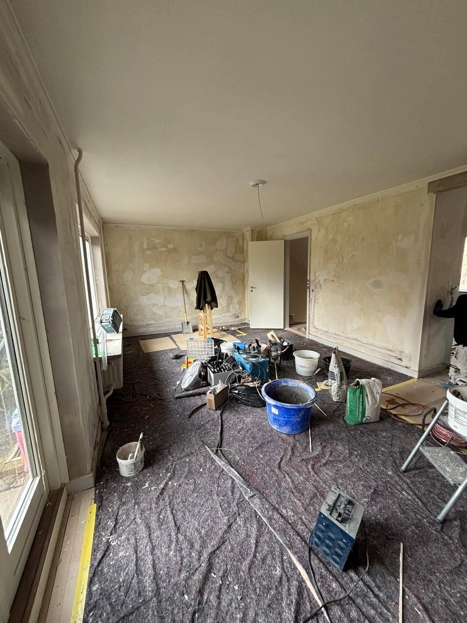 Rum før renovering, slidte og pletvise vægge
