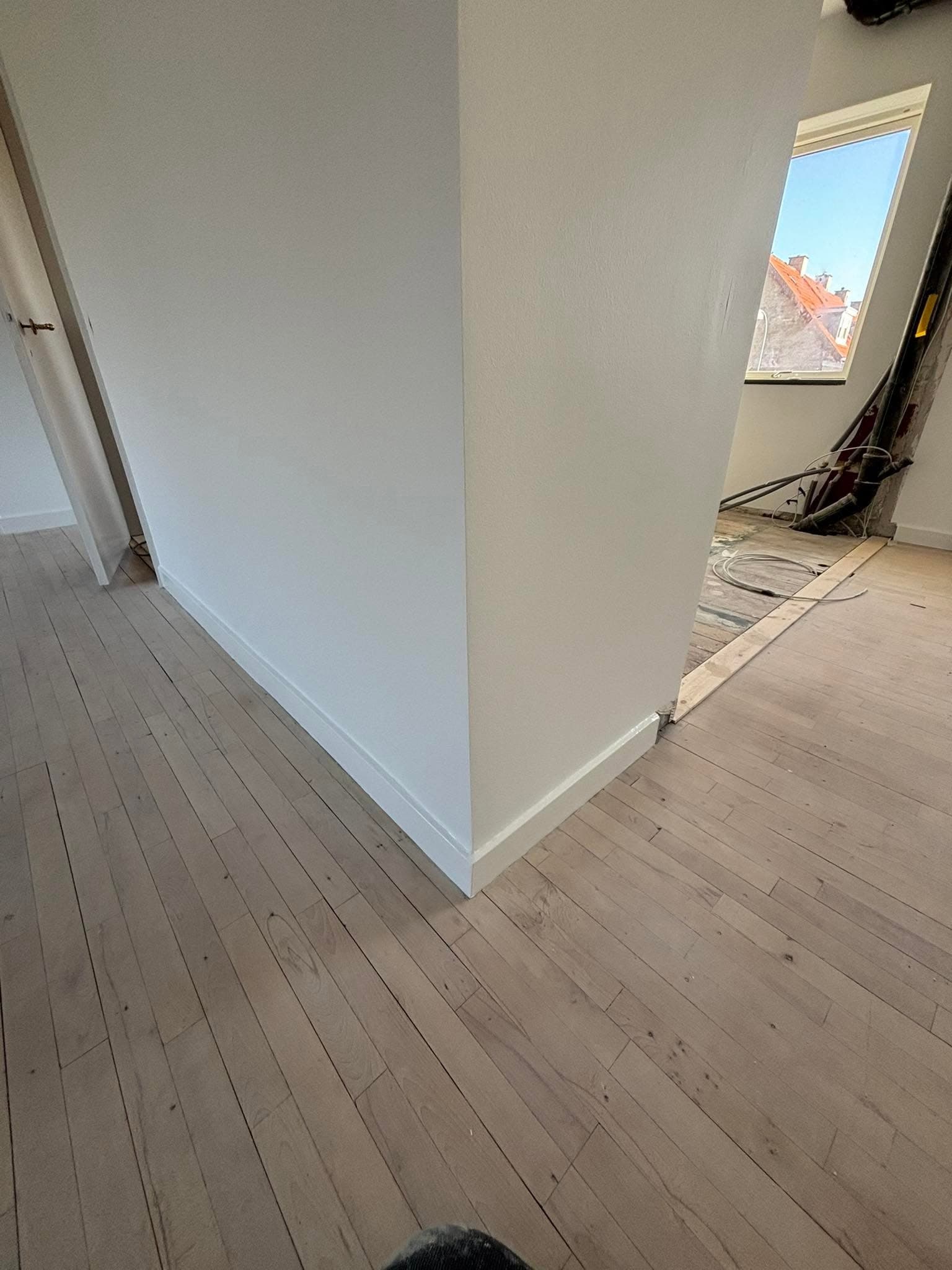 Finpudset gang efter renovering med udsigt til tage