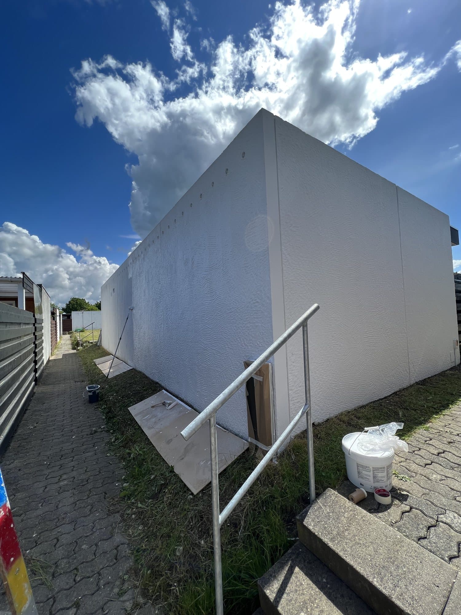 Hvidmalet facade, færdig