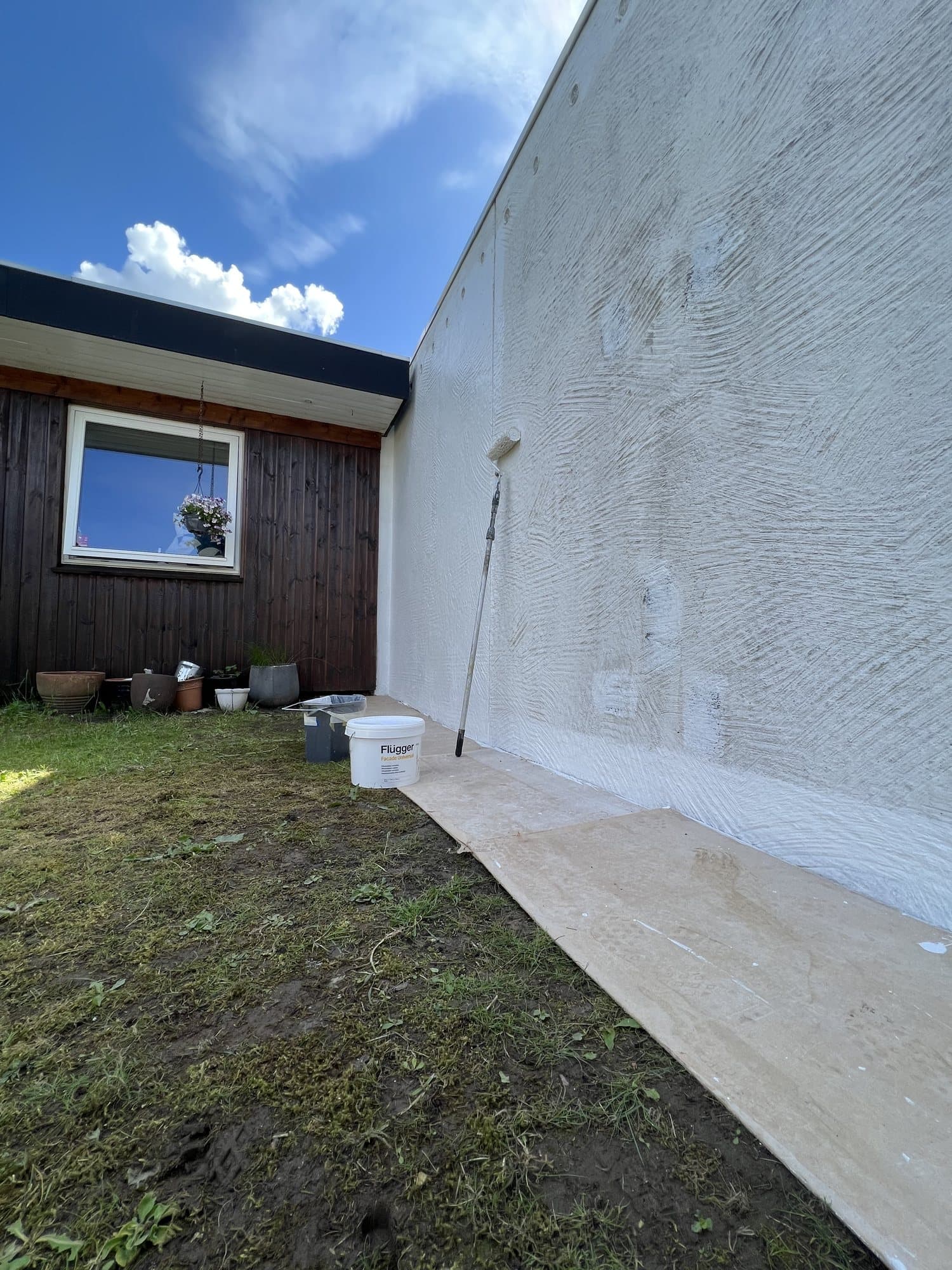 Facade under maling, set fra haven