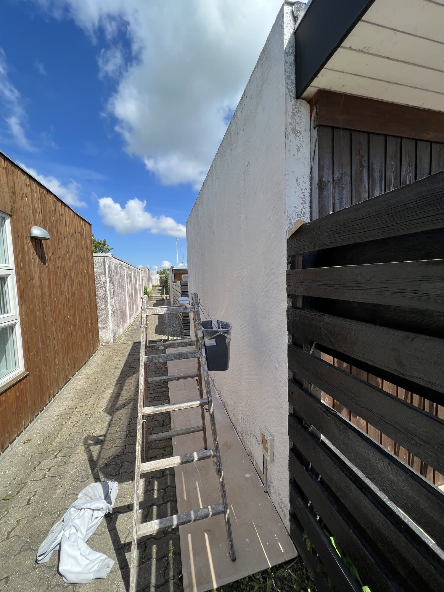 Facade under maling med stillads