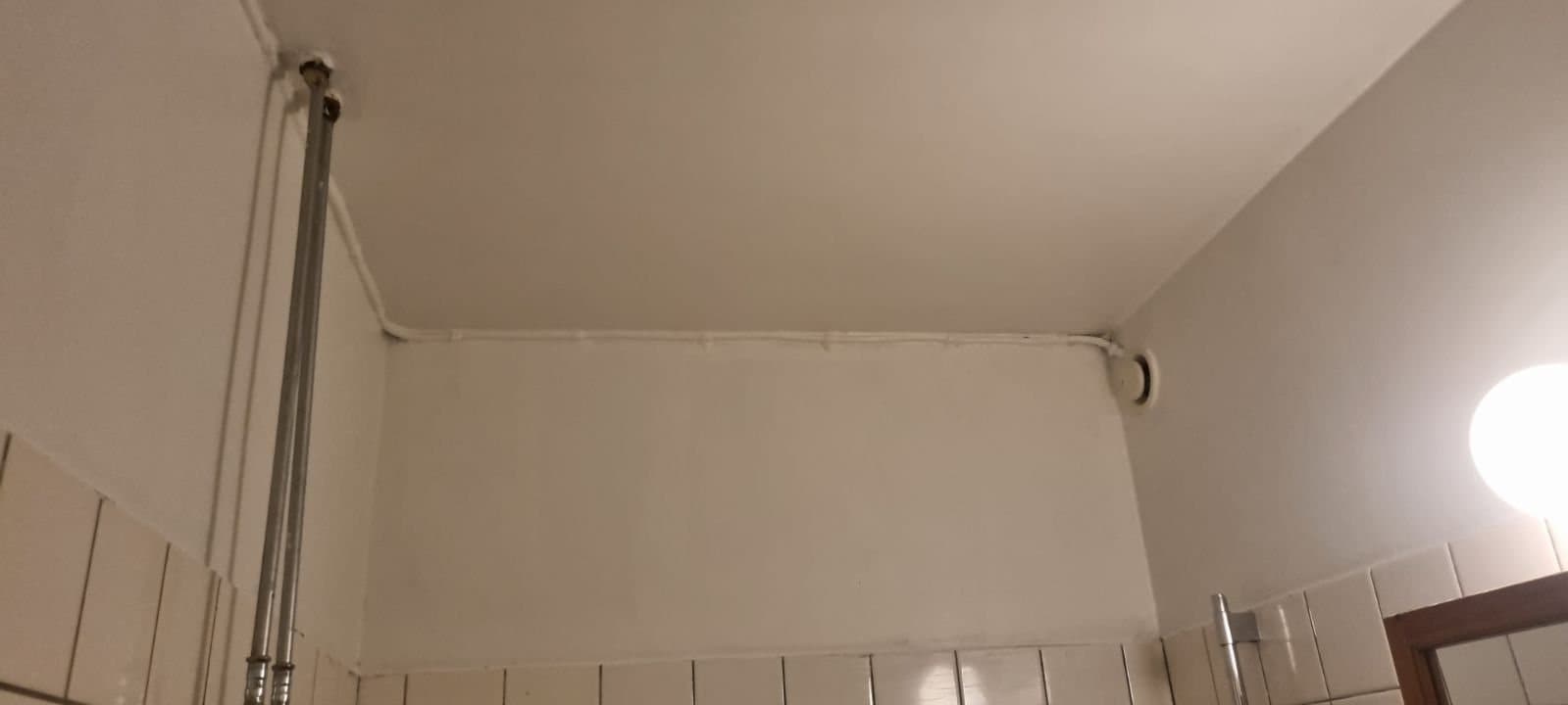 Samme badeværelsesloft, rent og nymalet