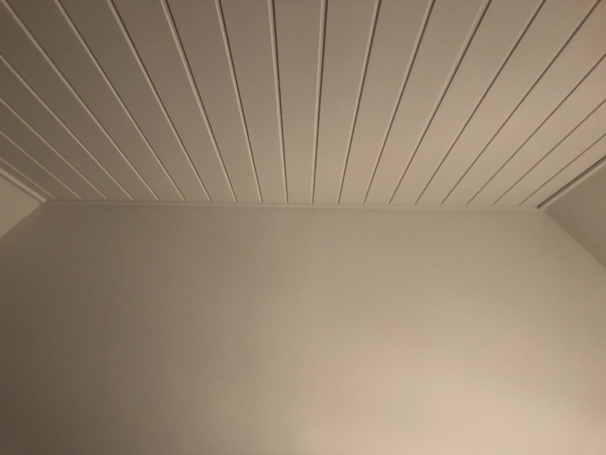 Samme loft malet hvidt