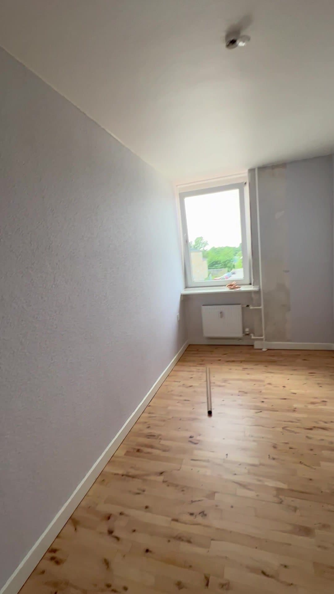 Færdigmalet værelse med lyse vægge