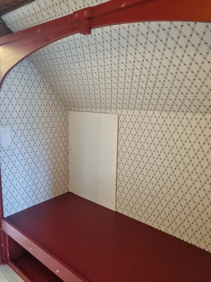 Detalje af rød sengealkove